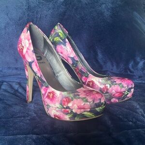 G by Guess platform stilettos size 6